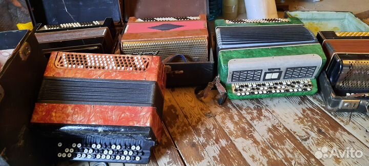 Гармони и баяны много,б/у