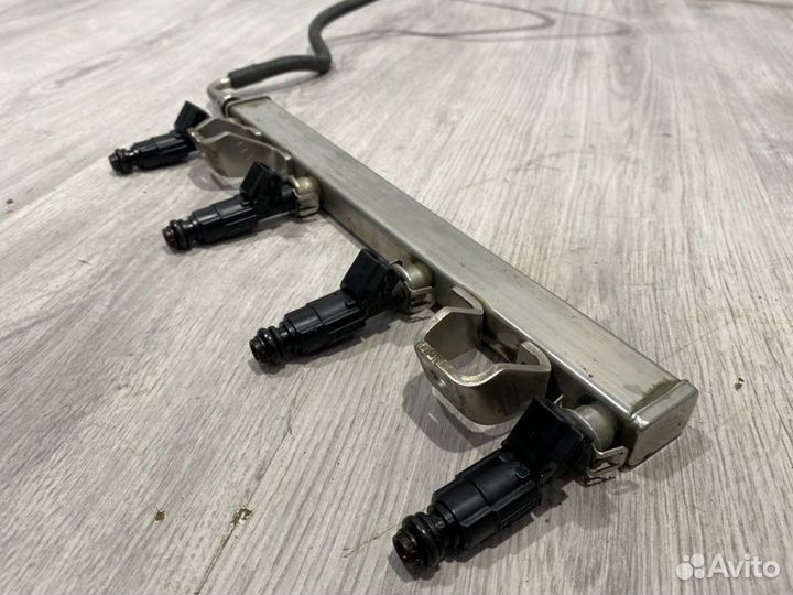 Рампа топливная с форсунками Ford Focus седан qqdb