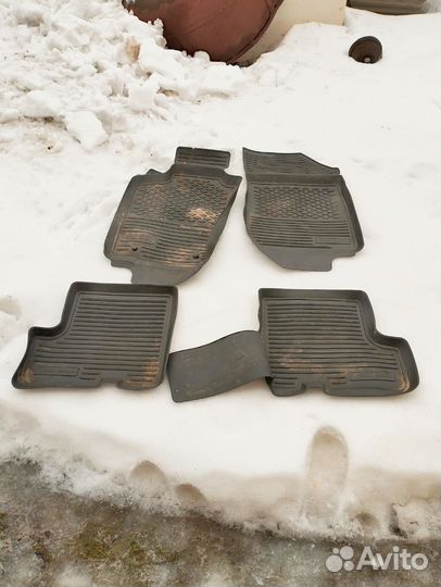 Продам резиновые коврики для Рено Сандеро б/у