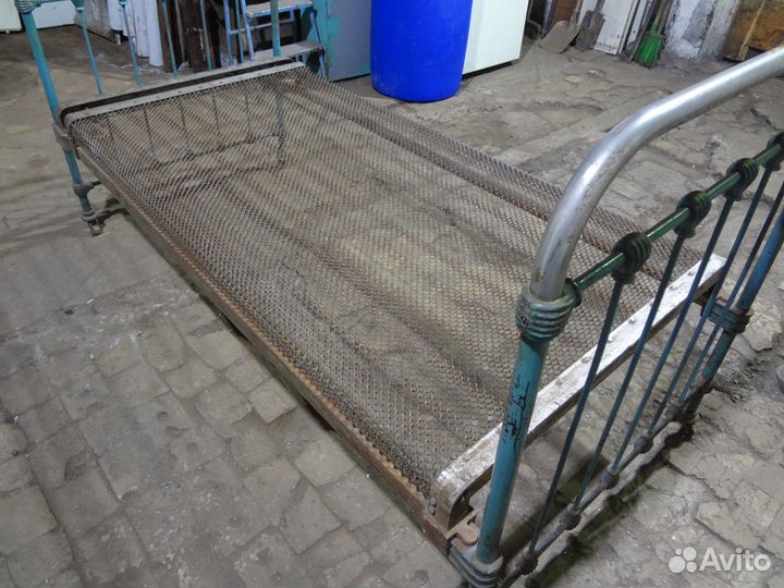 Старая, металлическая кровать