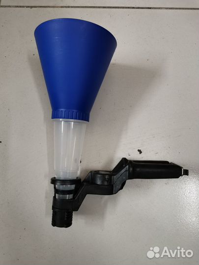 Универсальная воронка для заливки масла