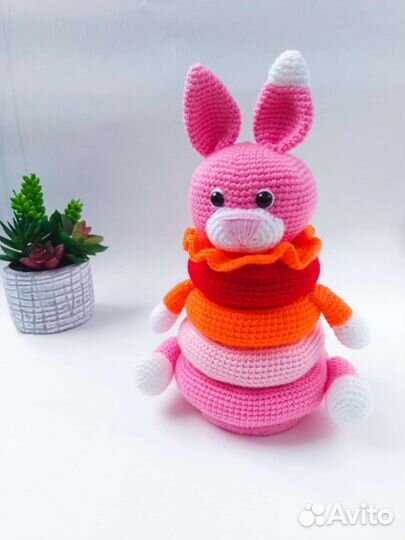 Вязаная пирамидка заяц