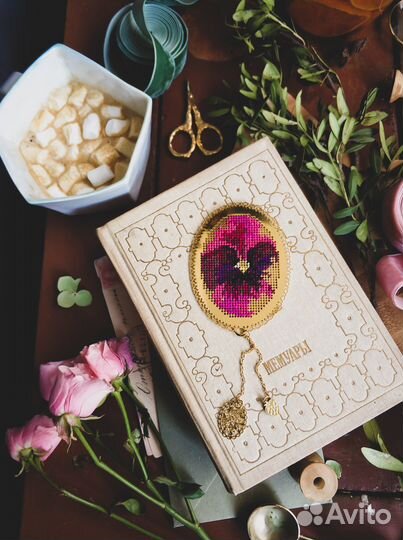 Металлическая закладка с вышивкой
