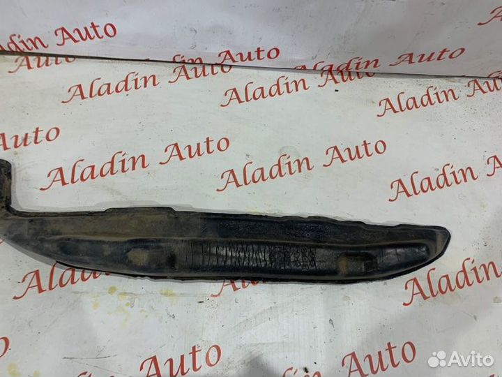 Уплотнитель крыла передний правый Ford Focus 2