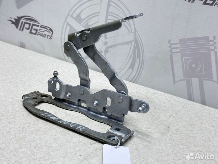 Петля капота правая Mercedes-Benz C W204 M272.947