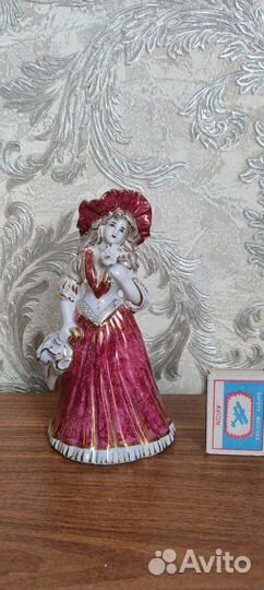 Фарфоровая статуэтка 