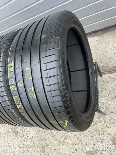 Pirelli P Zero PZ4 305/35 R21 и 265/40 R21