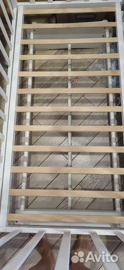 Детская кроватка с маятником