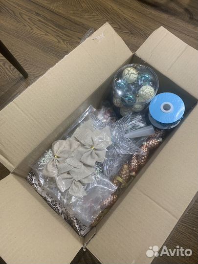 Коробка новогодних игрушек