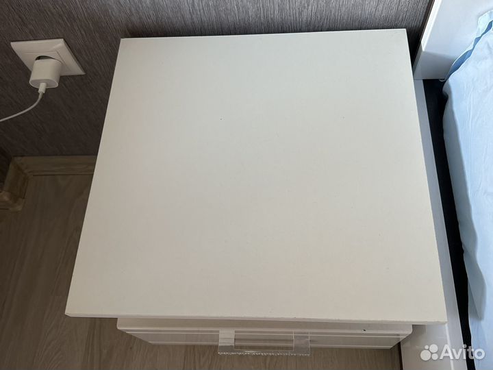 Прикроватная тумбочка белая