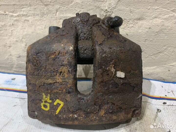 Суппорт тормозной передний левый Volkswagen Passat