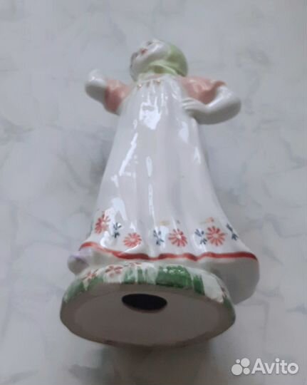 Фарфоровая статуэтка 