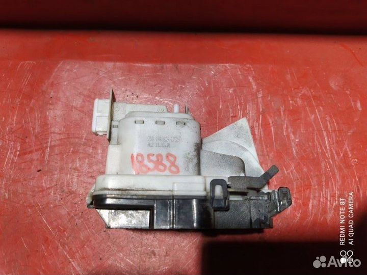 Замок двери задний левый Volkswagen Vento