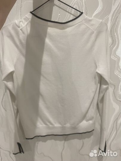 Лонгслив с вырезом на груди