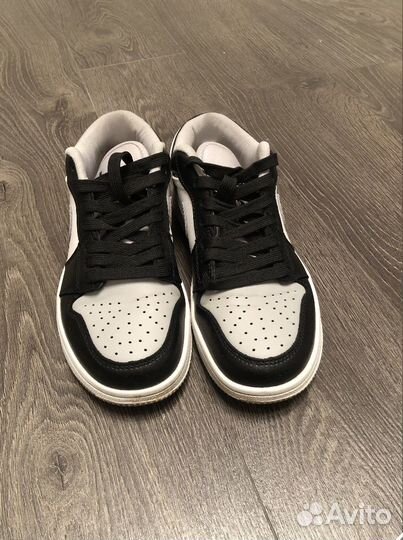 Кроссовки женские