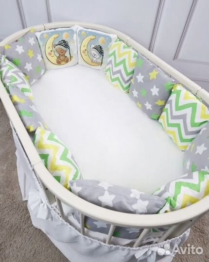 Бортики и одеяло в кроватку новое