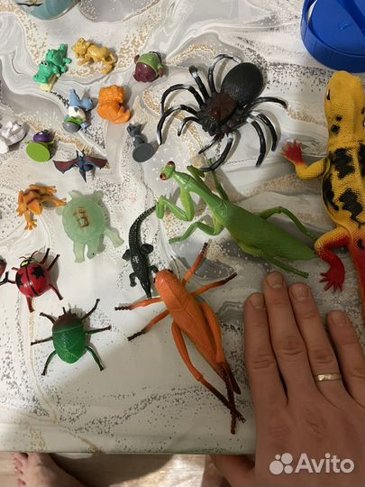 Фигурки насекомых и рептилий