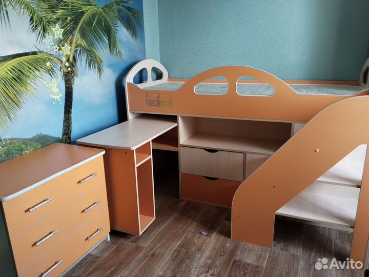 Кровать чердак со столом и комодом