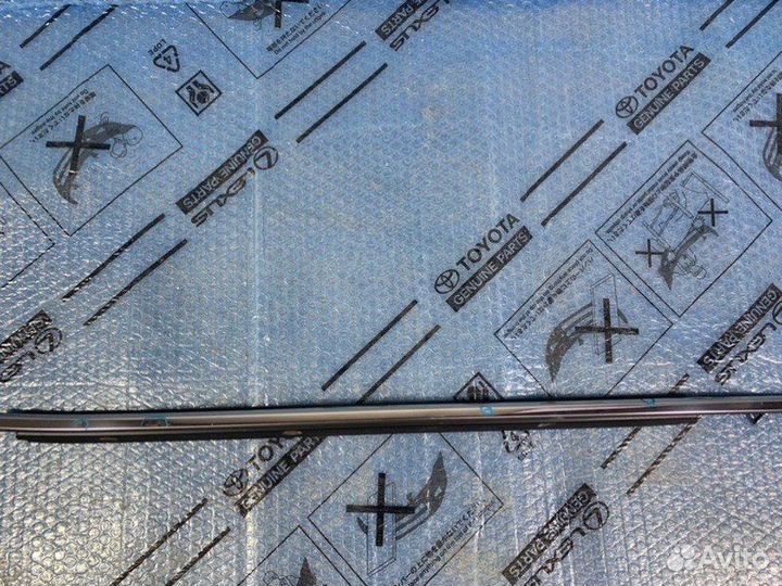 Накладка стекла задняя правая Toyota Camry 2017