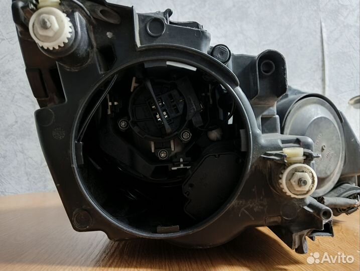 Продам фару левую