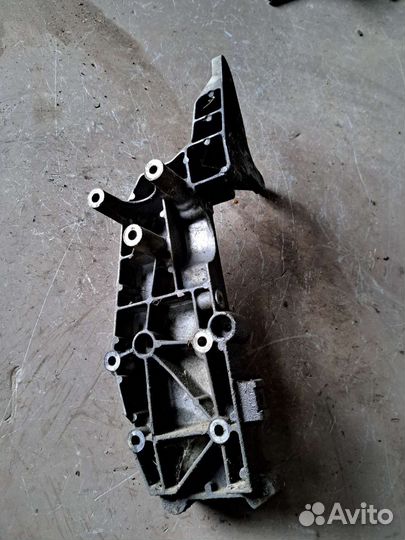 Кронштейн генератора Volvo S80