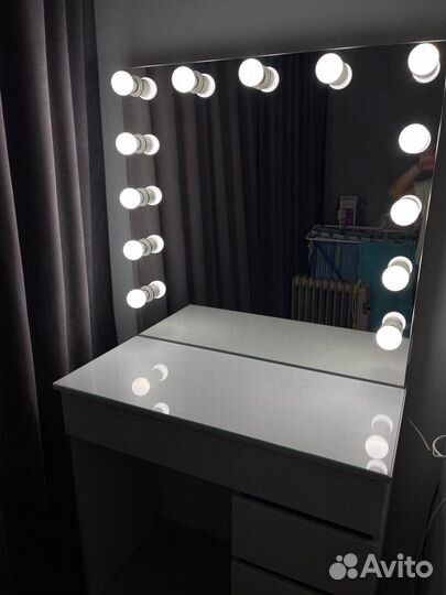 Туалетный столик с зеркалом и подсветкой