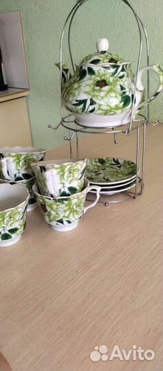 Чайник с чашкой и 2 тарелки для конфеты