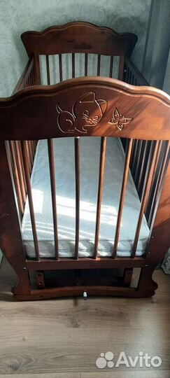 Детская кроватка с маятником