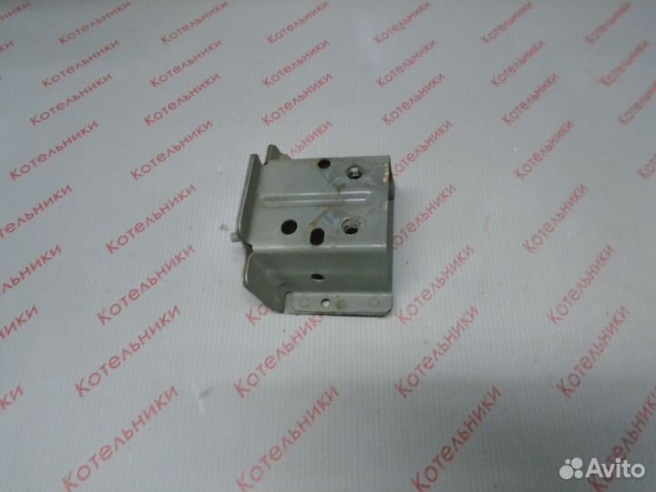 Nissan 62210-AU000 Кронштейн правый