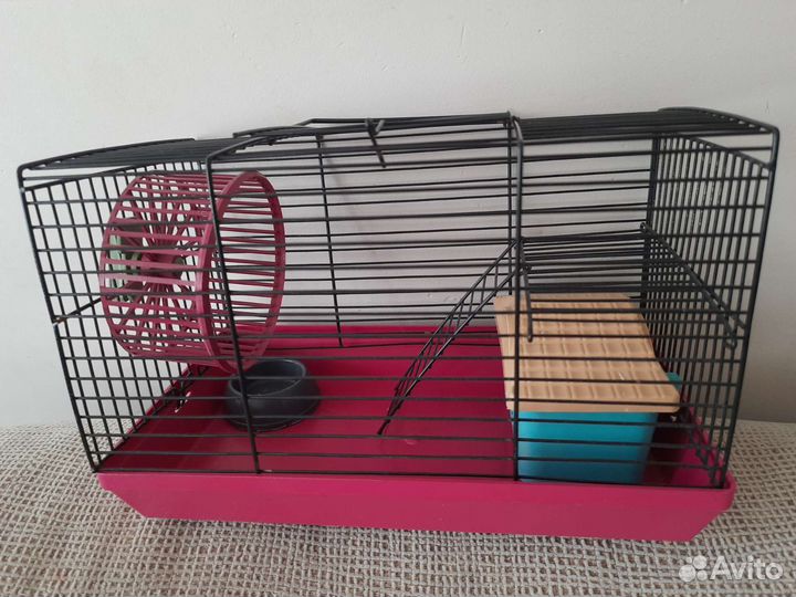 Хомяки вместе с клеткой