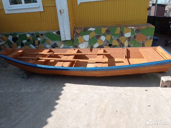 Лодка деревянная