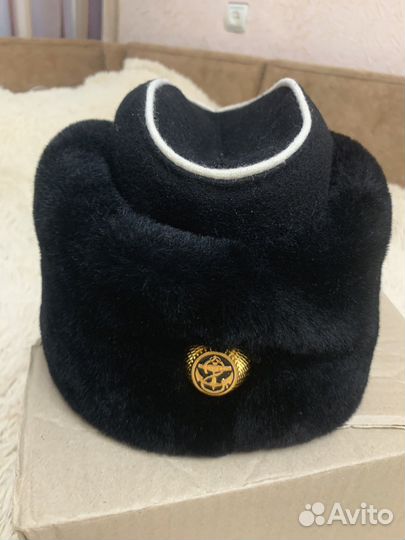 Женская шапка меховая с белым кантом