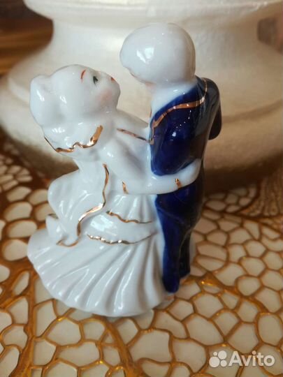 Влюбленная пара фарфоровая статуэтка с позолотой