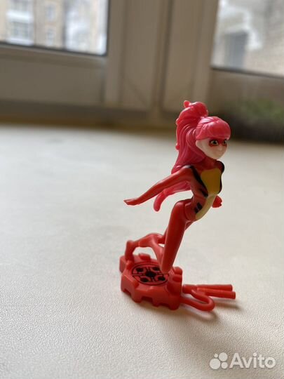 Игрушки из коллекции Леди Баг из Киндера