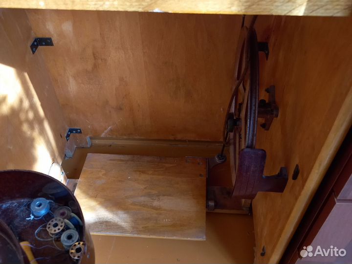 Швейная машина ножная Павлин