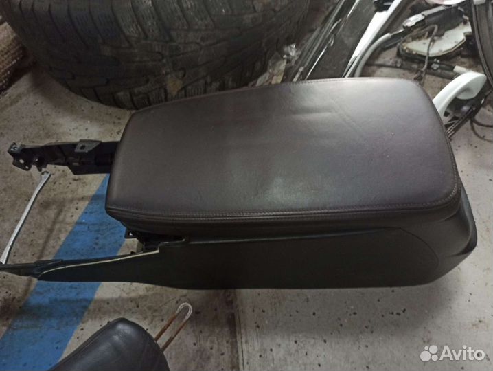 Подлокотник Lexus GS450H