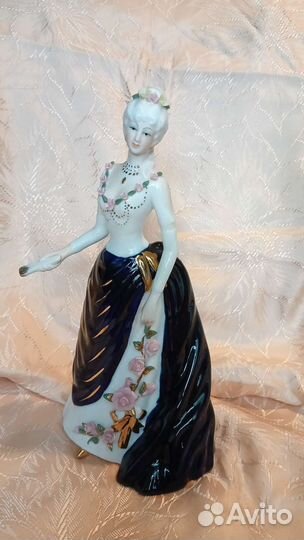 Статуэтка фарфор