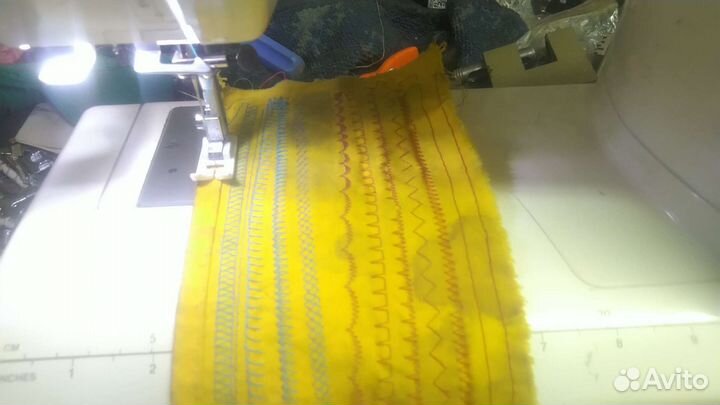 Швейная машина Janome шьёт