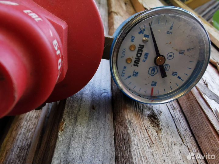 Балон гелия с редуктором (в нем ещё есть остаток)