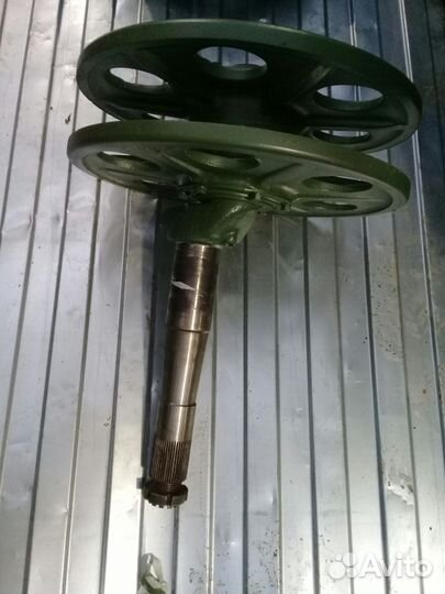 Колесо направляющее мтлб с осью в сборе