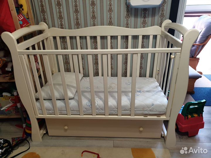 Кроватка с маятником