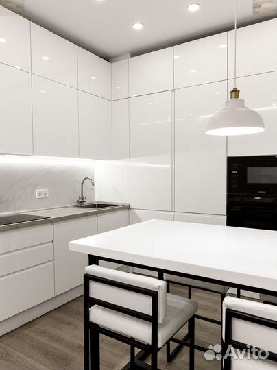 Кухня Белая угловая Сборка