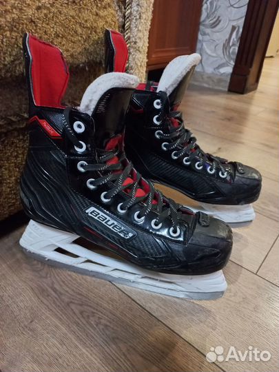 Продаются коньки хоккейные взрослые,шлем и щитки