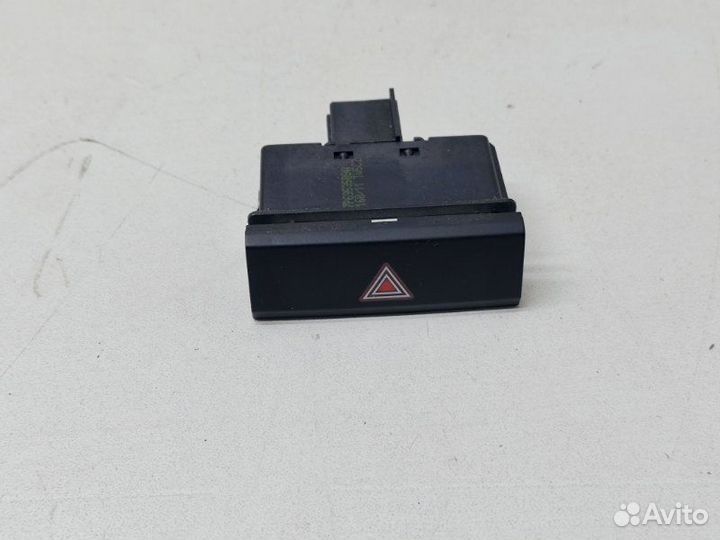 Кнопка аварийной сигнализации Volkswagen Touareg 2