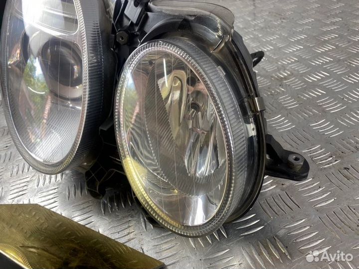 Фара ксеноновая передняя правая Mercedes-Benz