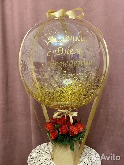 Розы в шляпной коробке с шаром баблс