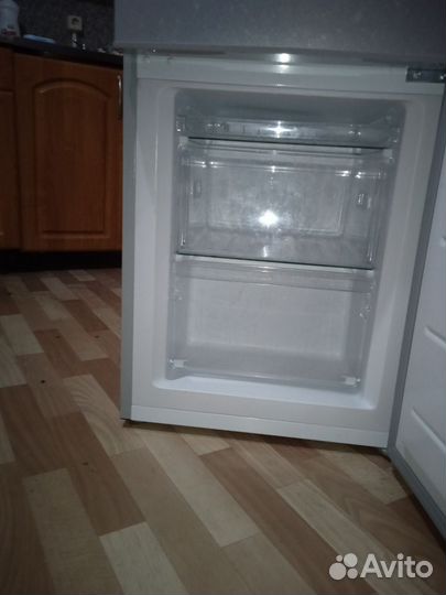 Продам холодильник бу(1 год), в хорошем состоянии