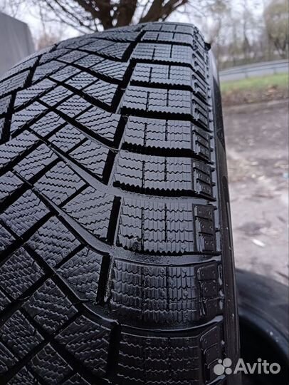 Pirelli Ice Zero FR 215/55 R18 99H
