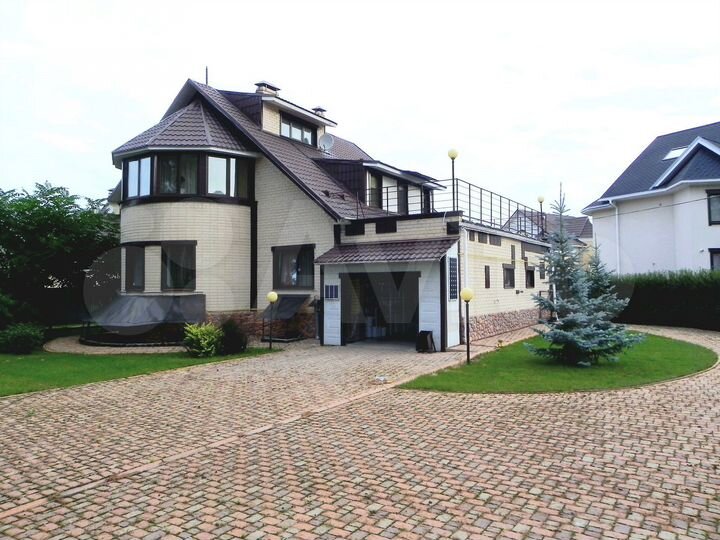 Коттедж 323,6 м² на участке 9,5 сот.