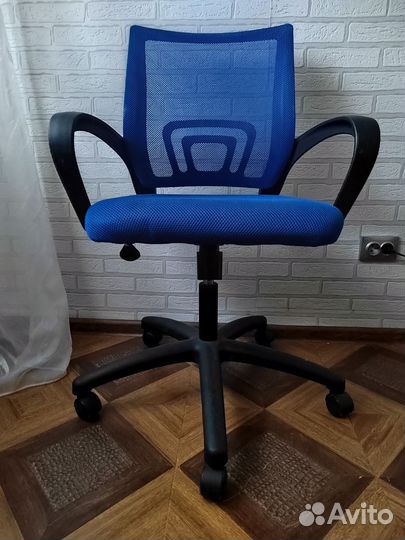 Небольшой торг. Компьютерное кресло на колёсиках